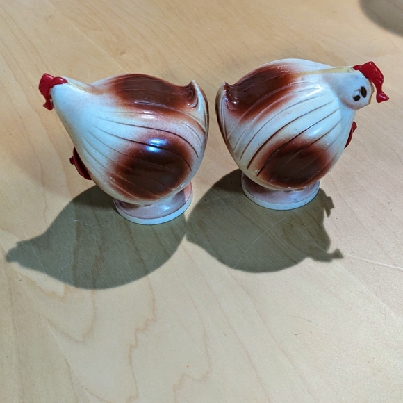 1960 Vintage Salt & Pepper Chickens - Picture 3 of 5